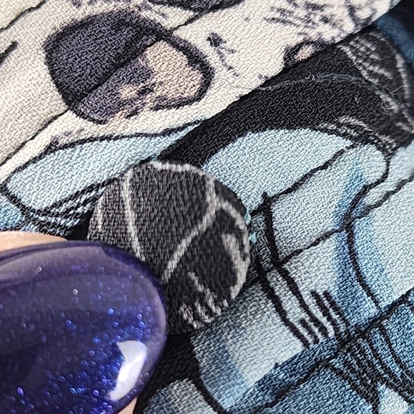 Torrid women size 3 ( 22-24) pintuck button front blouse Skull Floral - Picture 6 of 15